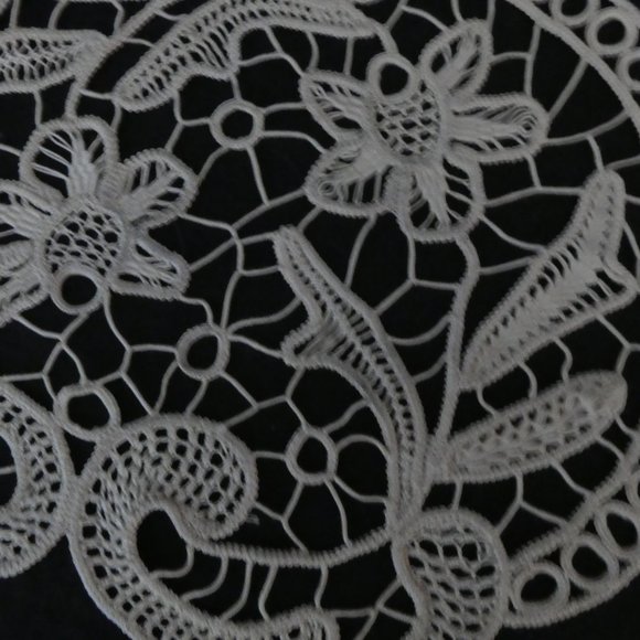 Stunning Vintage Handmade Crochet Floral Doily - Picture 10 of 10
